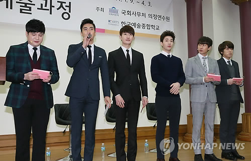 人气男团Super Junior的成员神童、银赫、晟敏20日在国会议员会馆以“韩流”为主题发表了演讲。（韩联社）