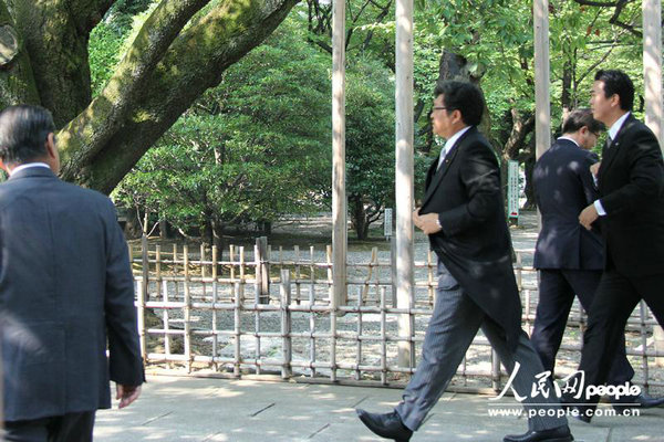 安倍助手萩生田光一到达靖国神社。.jpg