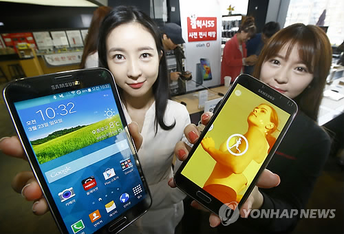 资料图片：23日上午，韩国移动通信运营商KT在首尔光化门的营销网点展示三星电子新款智能手机Galaxy S5。（韩联社）