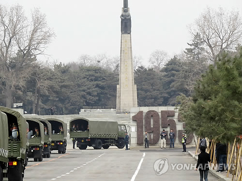 韩国归还给中国的437具中国人民志愿军遗骸28日下午1时抵达沈阳，并被安葬在沈阳抗美援朝烈士陵园内另建的墓地中。图为装有遗骸的车辆正在驶入烈士陵园。（韩联社）
