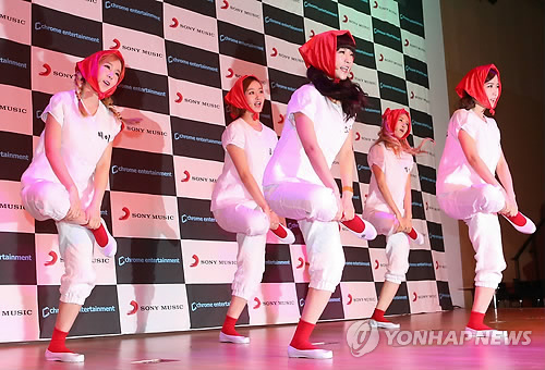 韩国女团Crayon Pop第五张单曲专辑《UH-ee》发行演唱会28日下午在首尔举行。（韩联社）