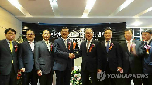 韩国中小企业厅和中小企业振兴公团2日表示，当天在中国西安正式成立了中小企业支援中心，力挺韩国中小企业进军中国。（韩联社）