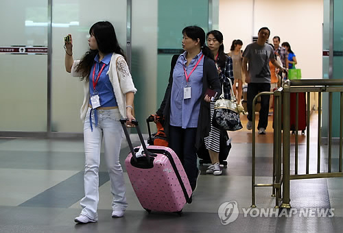 韩国江原道政府30日表示将为外国游客发放旅游优惠册。（韩联社）
