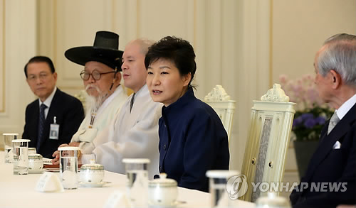 韩国总统朴槿惠2日在青瓦台与各大宗教界领袖举行座谈会。（韩联社）