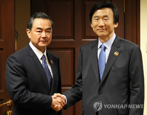 资料图片：中国外交部部长王毅将于本月26日到27日访问韩国，会见外交部长官尹炳世。（韩联社）