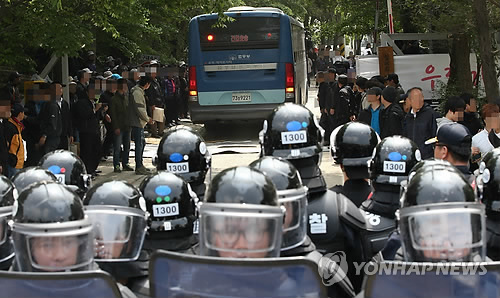 21日上午，韩国检方正在进入俞炳彦疑似藏身地锦绣院。（韩联社）