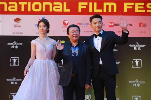 第17届上海国际电影节开幕式14日晚举行，由Rain和刘亦菲联袂主演、导演高希希执导的新片《露水红颜》剧组踏上了红毯。（韩联社）