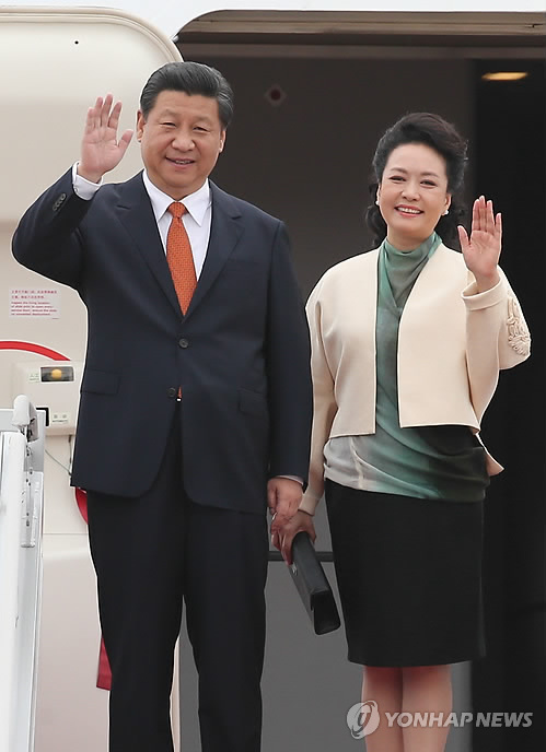 中国国家主席习近平和夫人彭丽媛3日上午抵达位于京畿道城南的首尔机场，开始对韩国进行为期两天的国事访问。(韩联社）