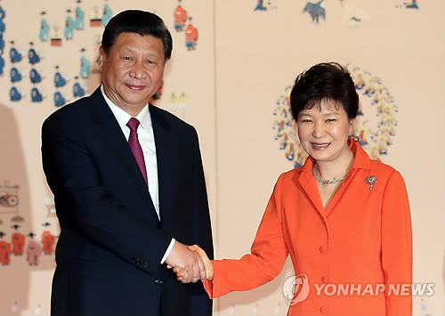 图为朴槿惠总统3日在青瓦台会见到访的中国国家主席习近平。（韩联社）