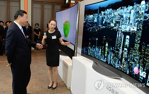 正在韩国访问的中国国家主席习近平4日下午参观在首尔新罗酒店迎宾馆设置的三星和LG展览馆。（韩联社）