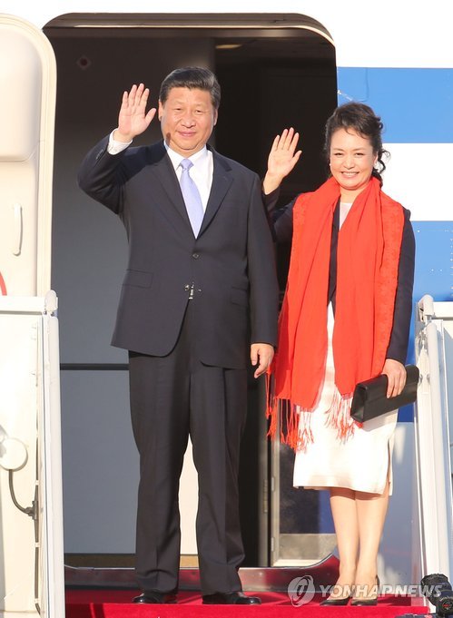 习近平和彭丽媛启程回国