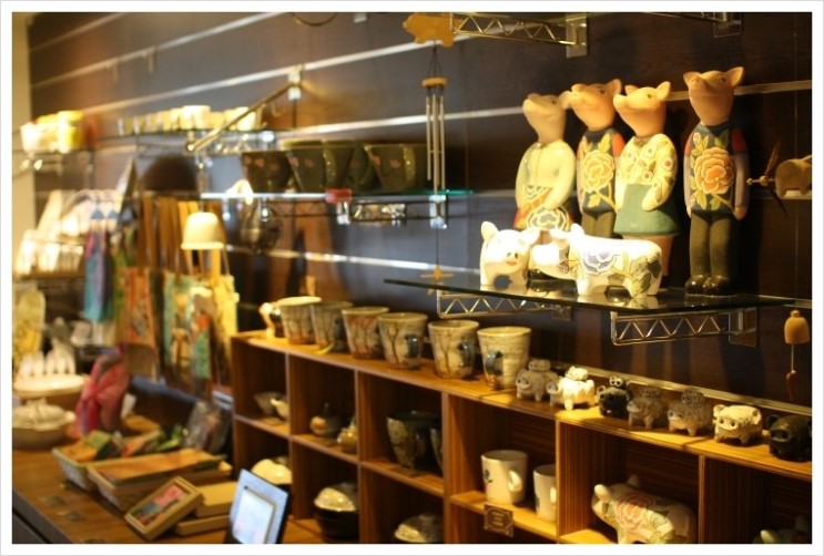 3层咖啡店猪饰品