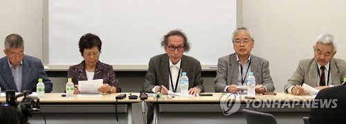和田春树（中）等8日在日本参议院议员会馆召开《日本学者有关2015年日韩历史问题的声明》相关记者会。（韩联社）
