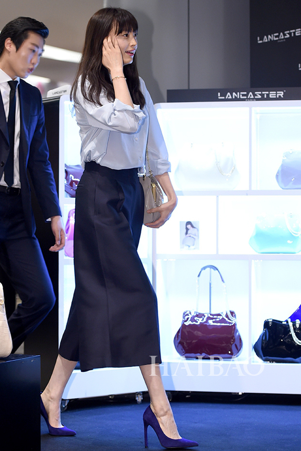 李奈映亮相品牌签名会
