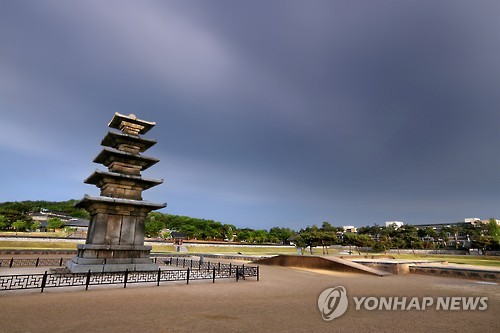 资料图片：定林寺址五层石塔（韩联社）