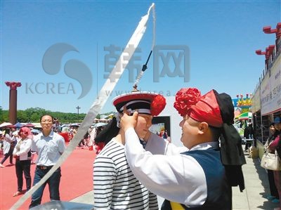 市民体验韩国传统民俗“四物游戏”