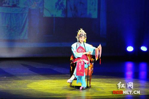 侨心艺术团将湘剧《拾玉镯》带到韩国舞台