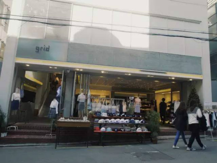 除此之外,我还在店内淘到了可爱的猫咪明信片,这只猫在韩国很有名,名叫Jetoy猫猫,两只圆溜溜的大眼睛萌翻你。