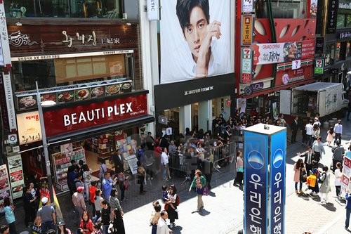 韩国旅游偶遇明星 奇妙之旅尽在明洞