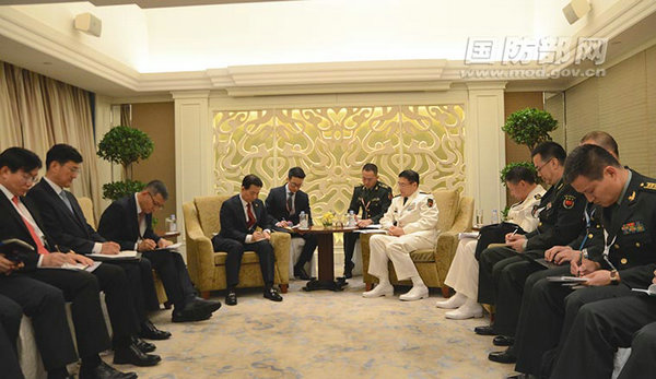图为中央军委联合参谋部副参谋长孙建国在新加坡会见了韩国国防部长韩民求。