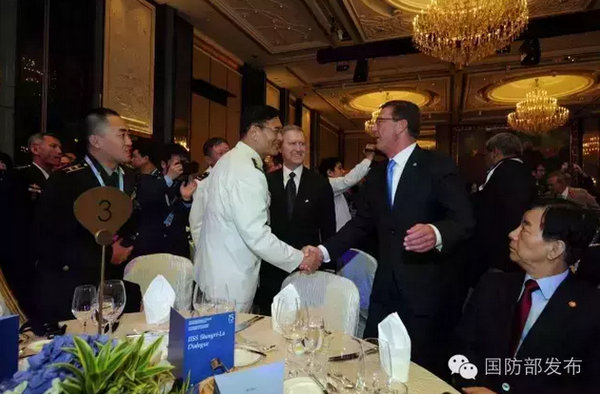 资料图：孙建国上将与美国国防部长卡特寒暄。