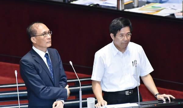 6月3日下午林全在“立法院”答复中国国民党籍“立法委员”费鸿泰质询。网络资料
