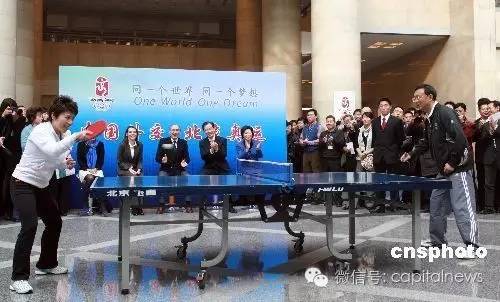 在2008年的北京奥运会上，邓亚萍主要负责奥运村日常运行工作。当时，奥运村单日就餐人数、接待各国政要和贵宾人数等方面创造了四个历史之最，邓亚萍压力可想而知。