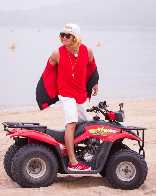 《running man》刘在石戴假发搞笑 金钟国金发与肌肉反差萌（图）