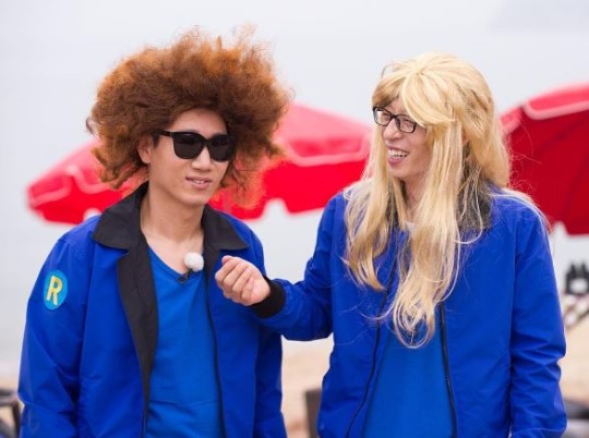 《running man》刘在石戴假发搞笑 金钟国金发与肌肉反差萌（图）