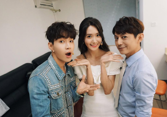 允儿《你正常吗》秀中文　流利到Henry也惊讶！