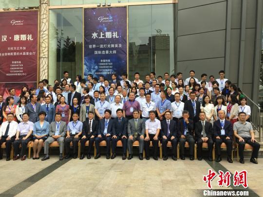 中韩两国高校司法专家学者、法官检察官和律师代表合影留念。　汤雁 摄