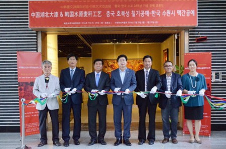 嘉宾为开幕式剪彩 嘉宾为开幕式剪彩