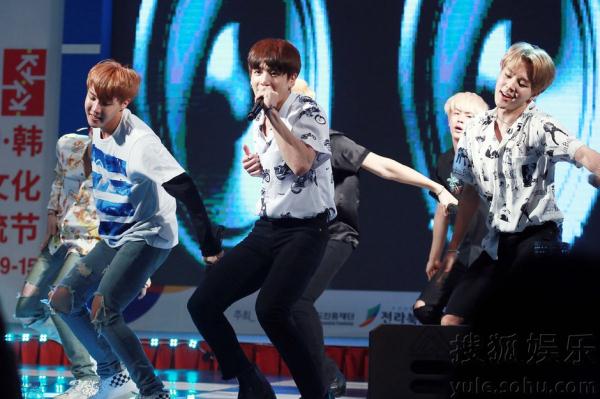 防弹少年团出席中韩武术交流 演出High翻全场