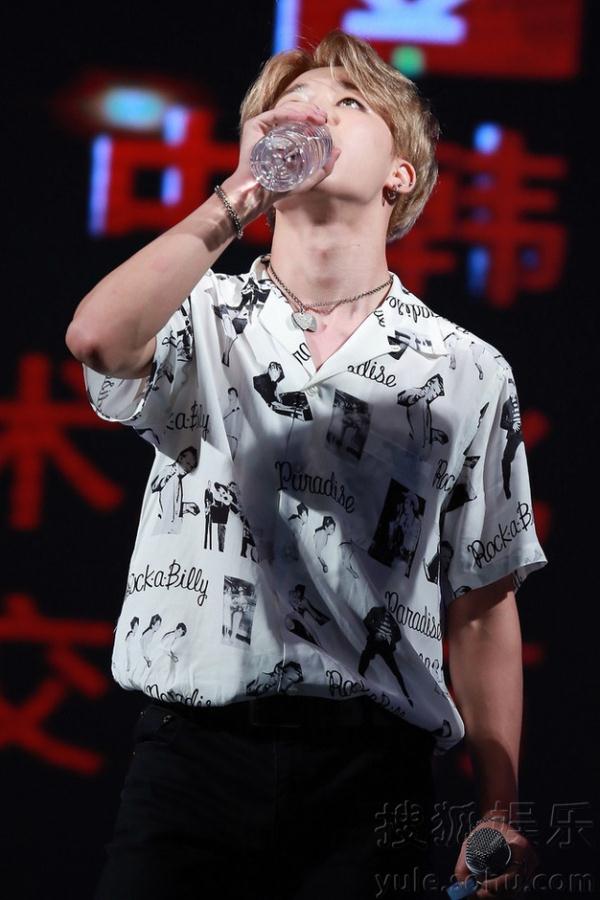 防弹少年团出席中韩武术交流 演出High翻全场