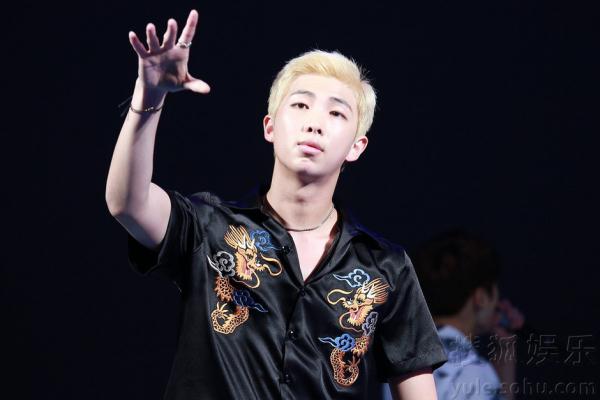 防弹少年团出席中韩武术交流 演出High翻全场