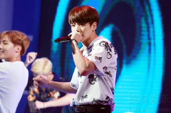 防弹少年团出席中韩武术交流 演出High翻全场