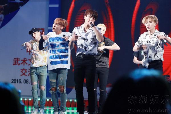 防弹少年团出席中韩武术交流 演出High翻全场