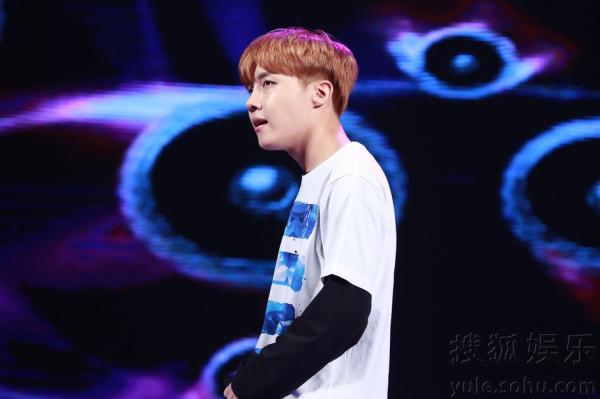 防弹少年团出席中韩武术交流 演出High翻全场