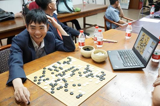 延世队输棋后,李世石在复盘