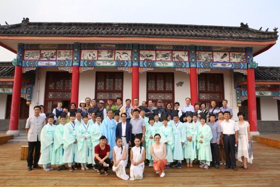 中韩文化交流孟子故里行-首届经典诵读大会在孟子书院举办。