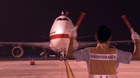 韩国总统专机头顶中韩两国国旗