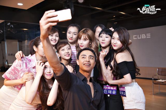 性感野马泫雅空降《最强女团》学员首秀引轰动