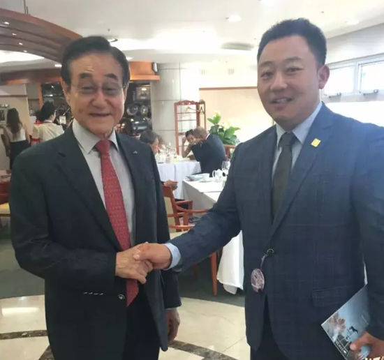 韩国马事会主席玄名官(左)与中国马会赛马委员会秘书长白煦(右)