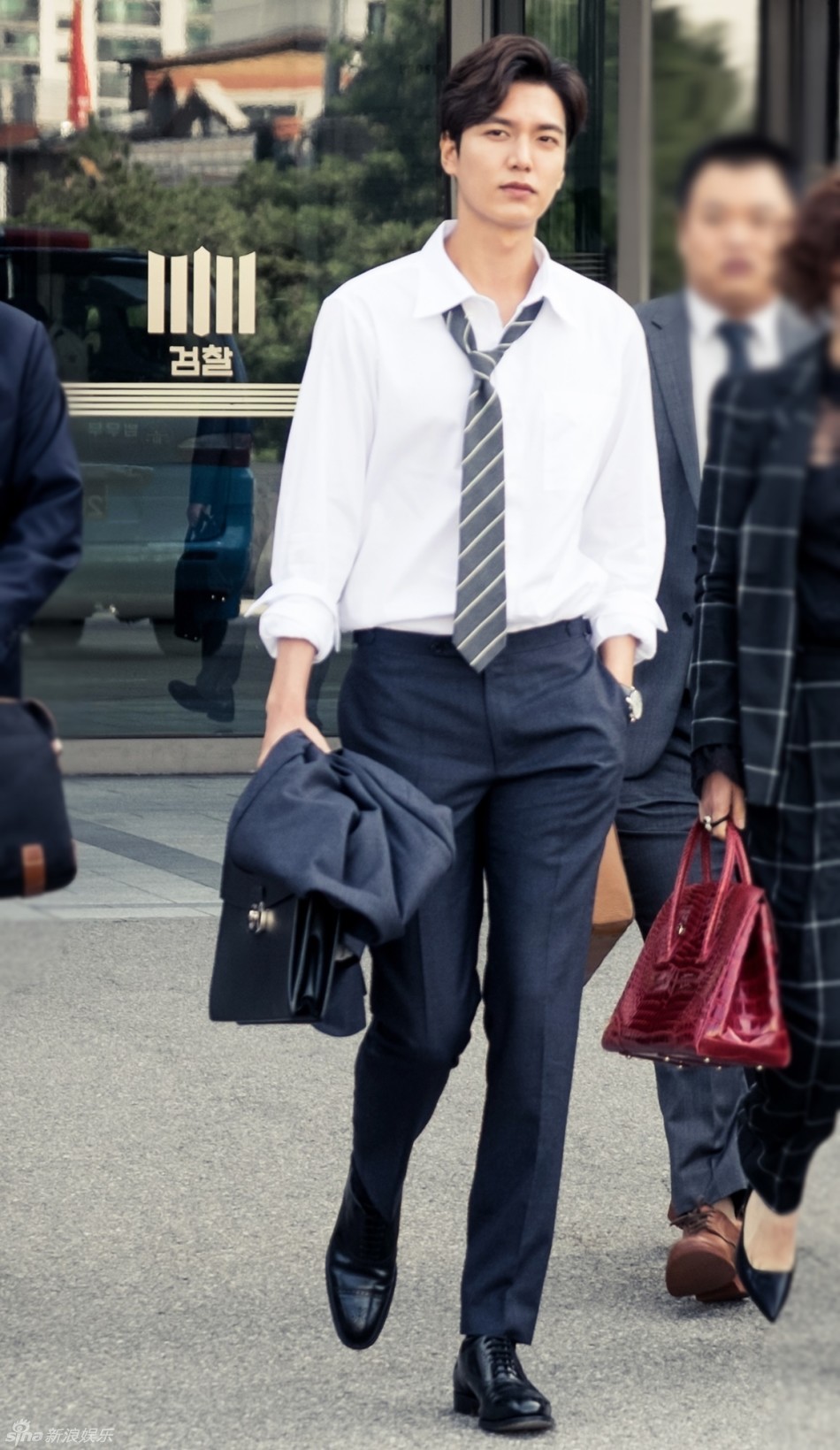 李敏镐《蓝传》剧照 领带白衬衫变检察官