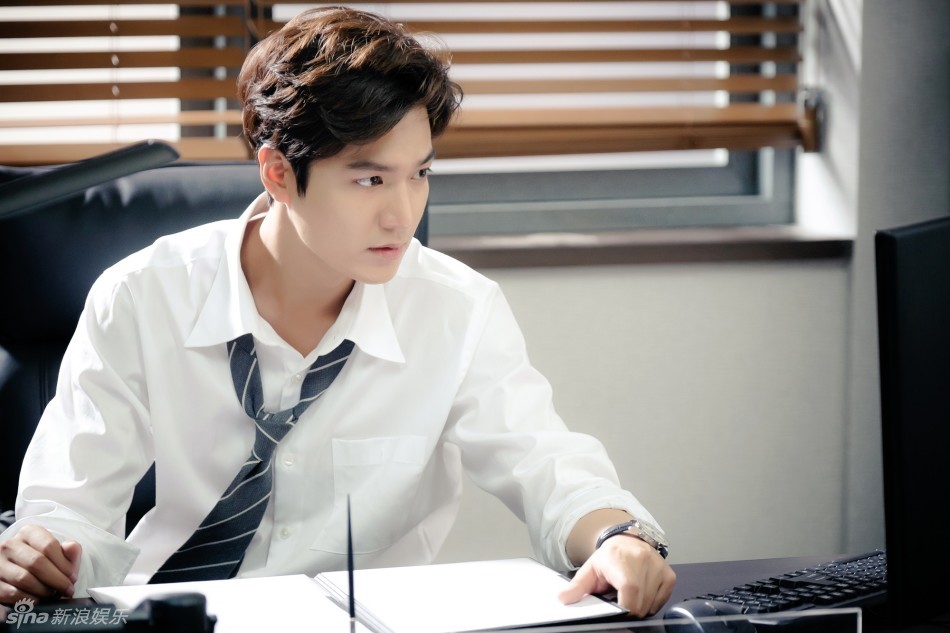 李敏镐《蓝传》剧照 领带白衬衫变检察官