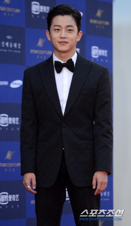 金玟锡加盟新剧《被告人》 与池城搭戏