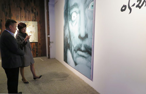 马奈草地创始人金锡顺女士为嘉宾介绍展览 马奈草地创始人金锡顺女士为嘉宾介绍展览