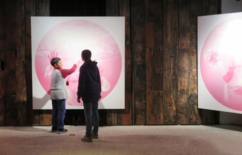 驻足作品前的观众 驻足作品前的观众