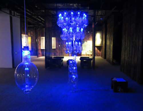 展览现场不同形式的艺术作品相得益彰 展览现场不同形式的艺术作品相得益彰