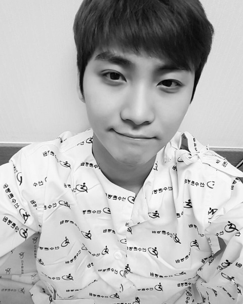 FTIsland宋承炫手术成功去除手背铁钉